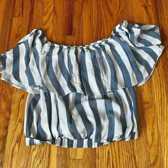 American Eagle Outfitters off the should top - Picture 3 of 7